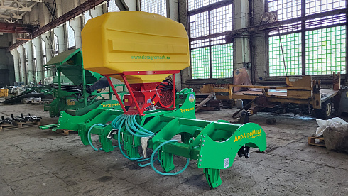 Глубокорыхлитель "Труженик" с системой внесения гранулированных удобрений