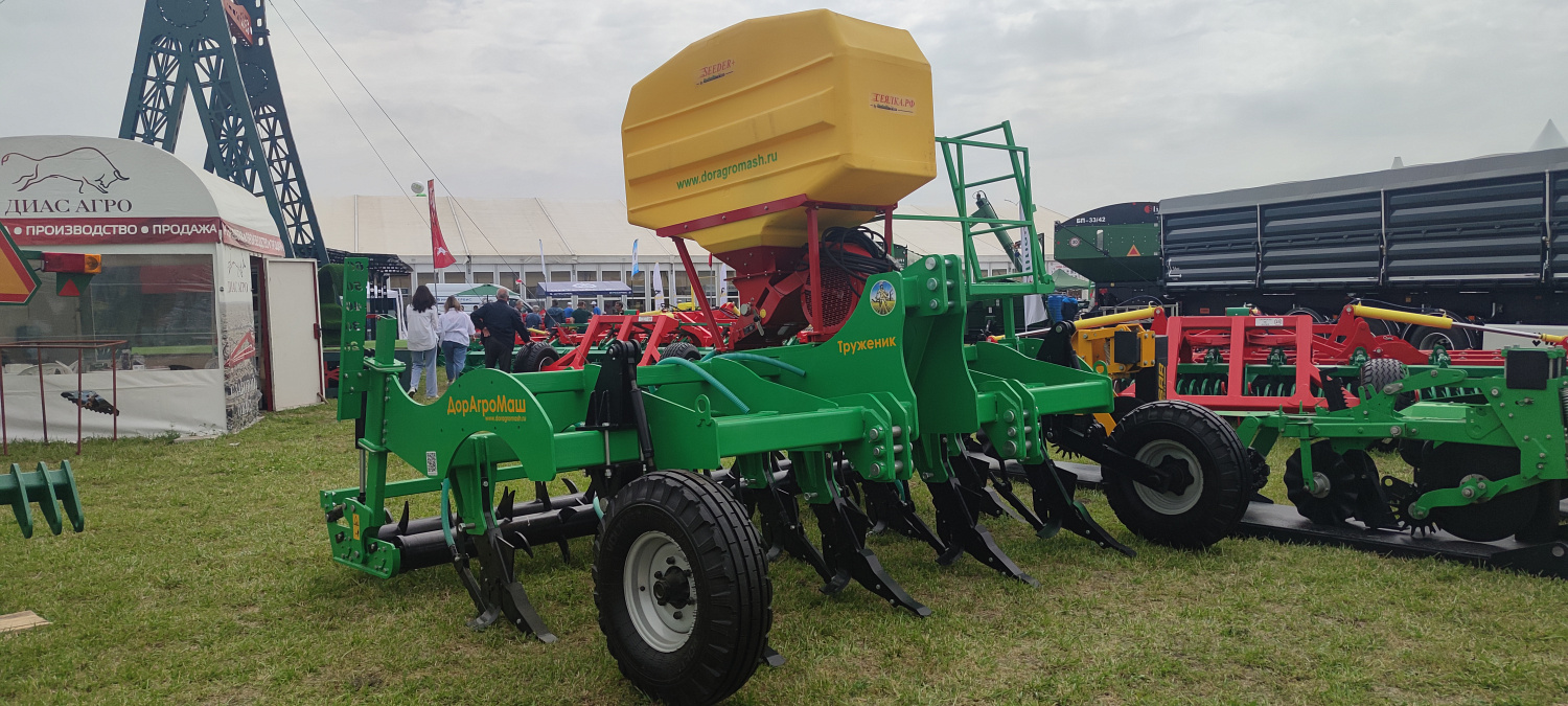 Глубокорыхлитель "Труженик" с системой внесения гранулированных удобрений