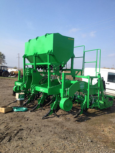 Глубокорыхлитель "Труженик" с системой внесения гранулированных удобрений